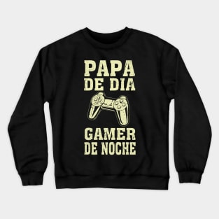 papa de dia gamer de noche Crewneck Sweatshirt